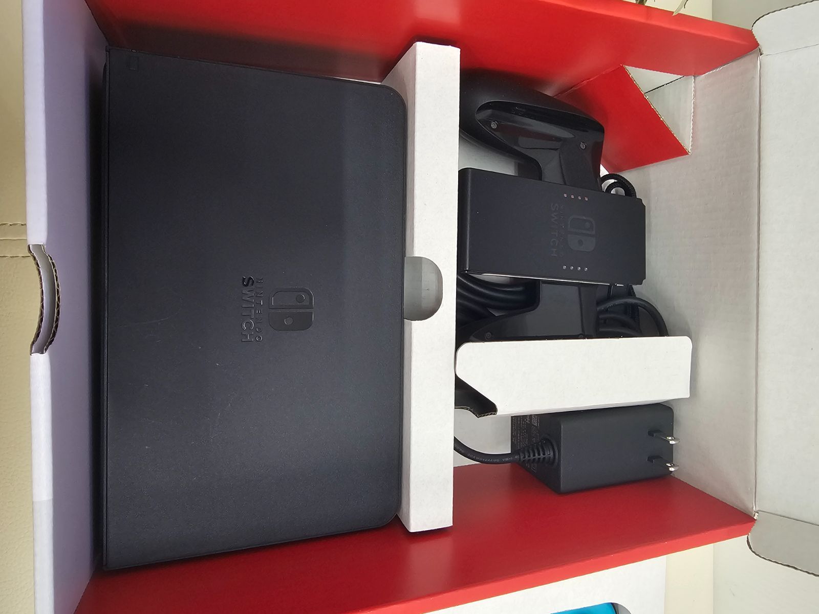 有機ELモデル 箱