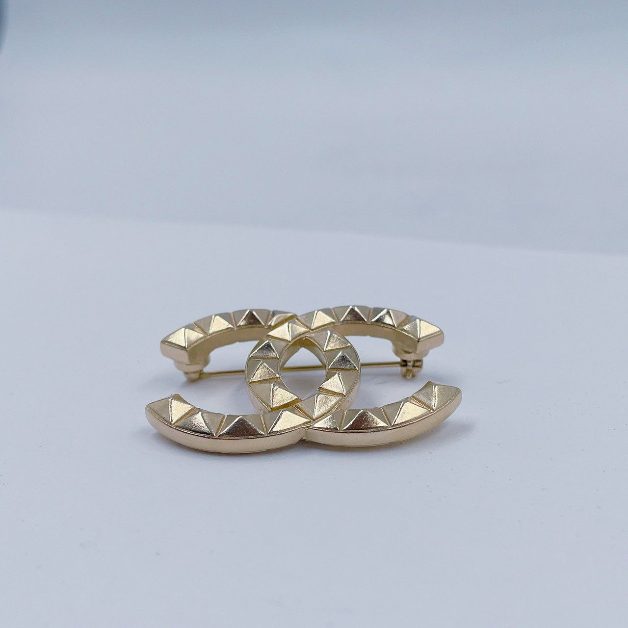 CHANEL シャネル スタッズ バッジ ココマーク スタッズデザイン コスチュームジュエリー A17C ブローチ ユニセックス メタル ゴールド SIROKUMA-CORPORATION_COM