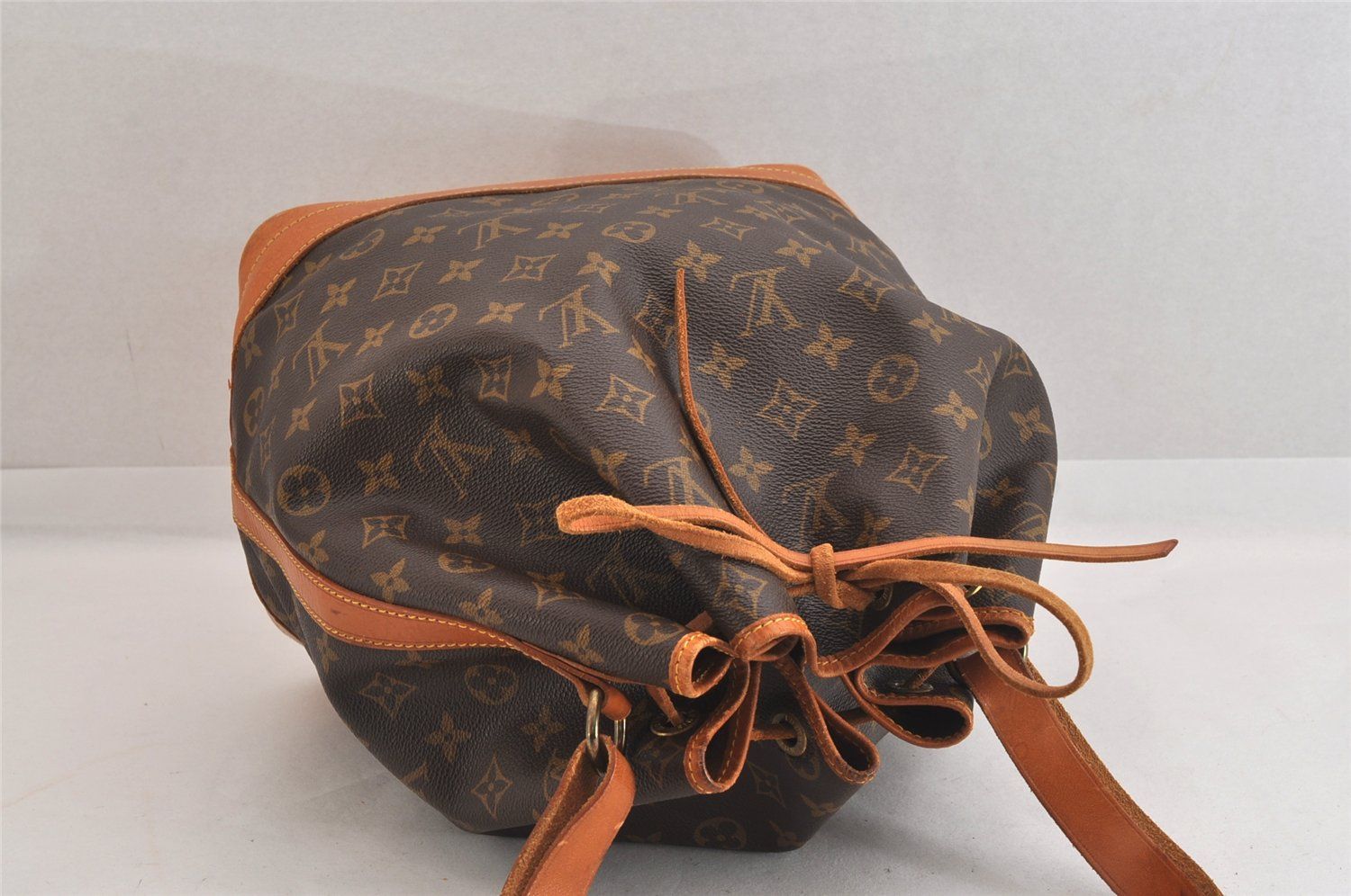 LOUIS VUITTON ルイヴィトン モノグラム ノエ ショルダー巾着型
