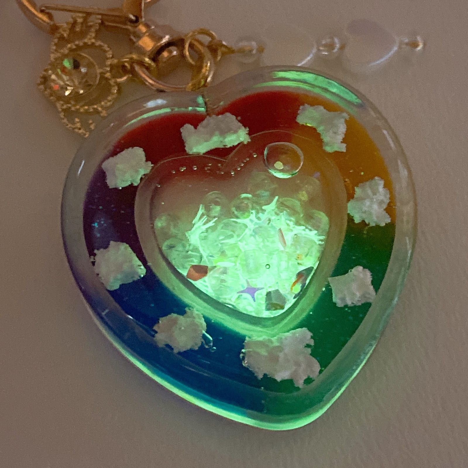 レジン ハンドメイドキーホルダー ダブルハートシェイカー 虹と雲