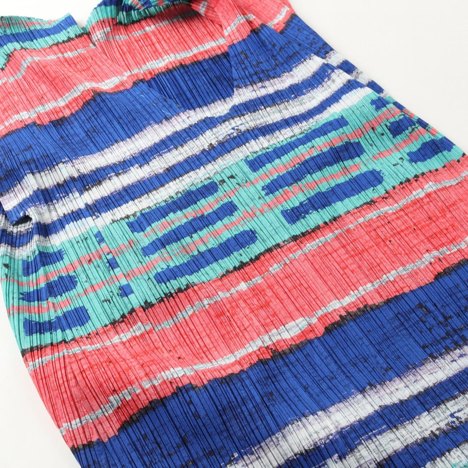PLEATS PLEASE