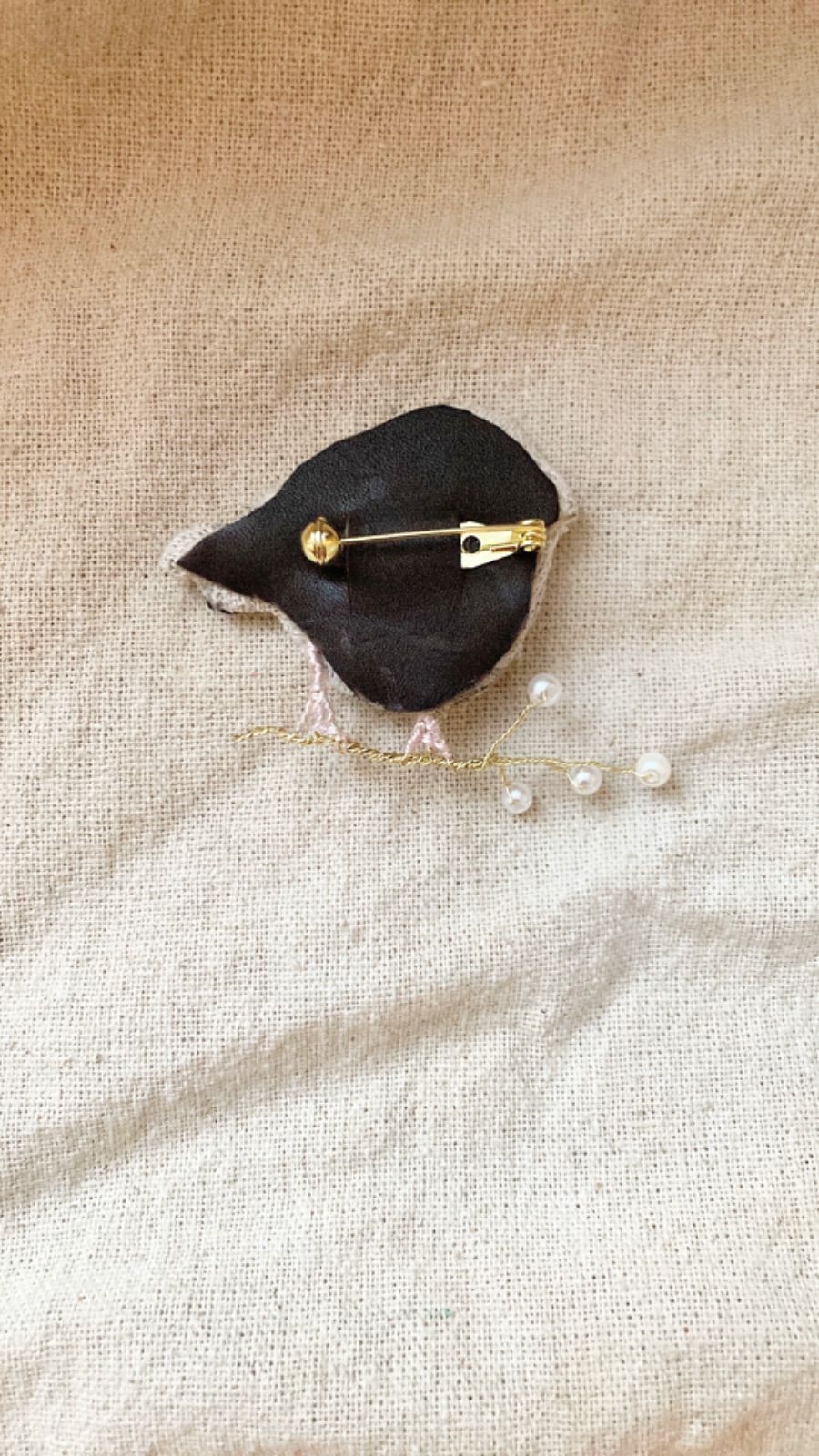 刺繍☆冬の小枝とふくらすずめ ブローチ - メルカリ