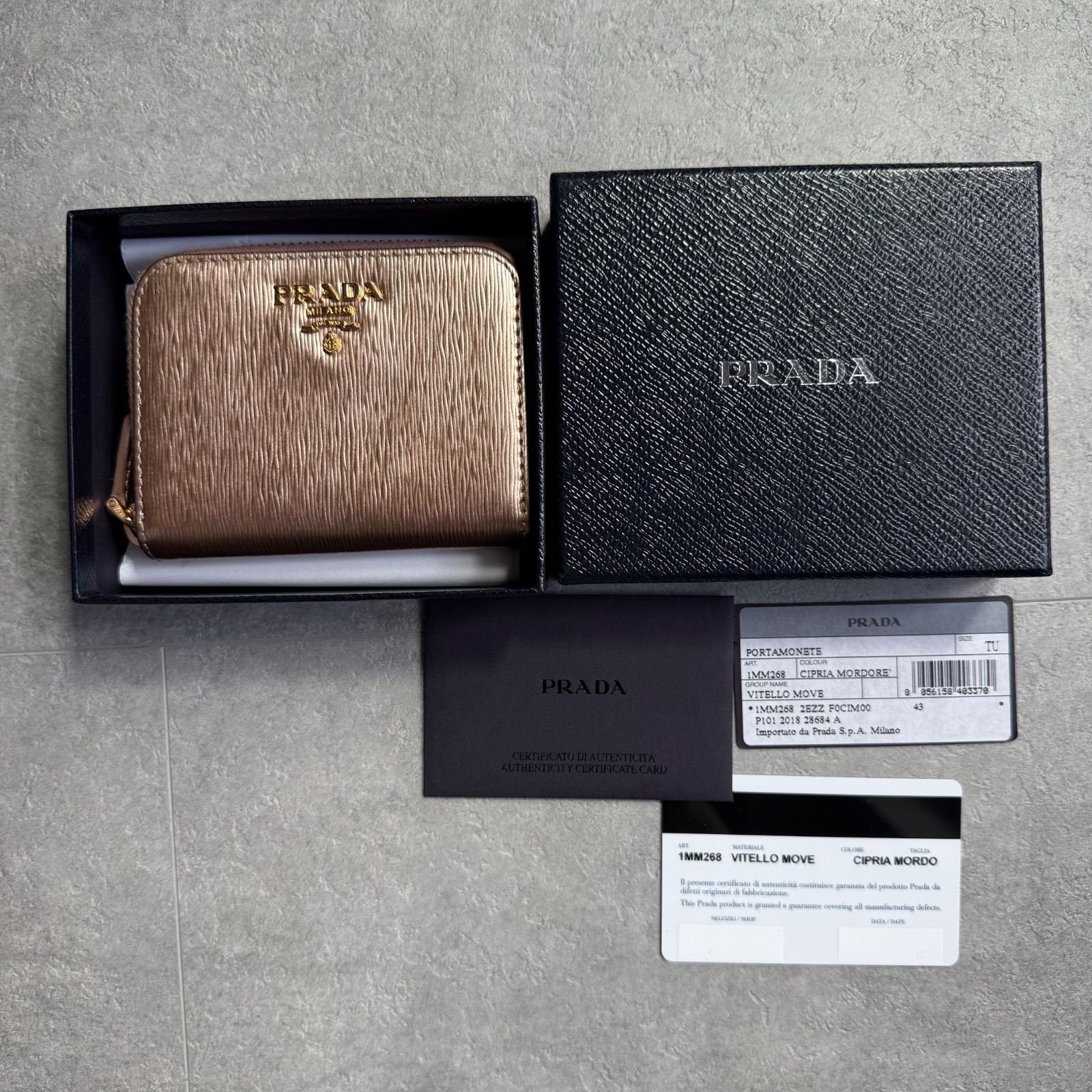 ✨極美品✨ プラダ コインケース ラウンドファスナー 金ロゴ ヴィッテロムーブ 極美品 PRADA プラダ ラウンドファスナー コインケース カード