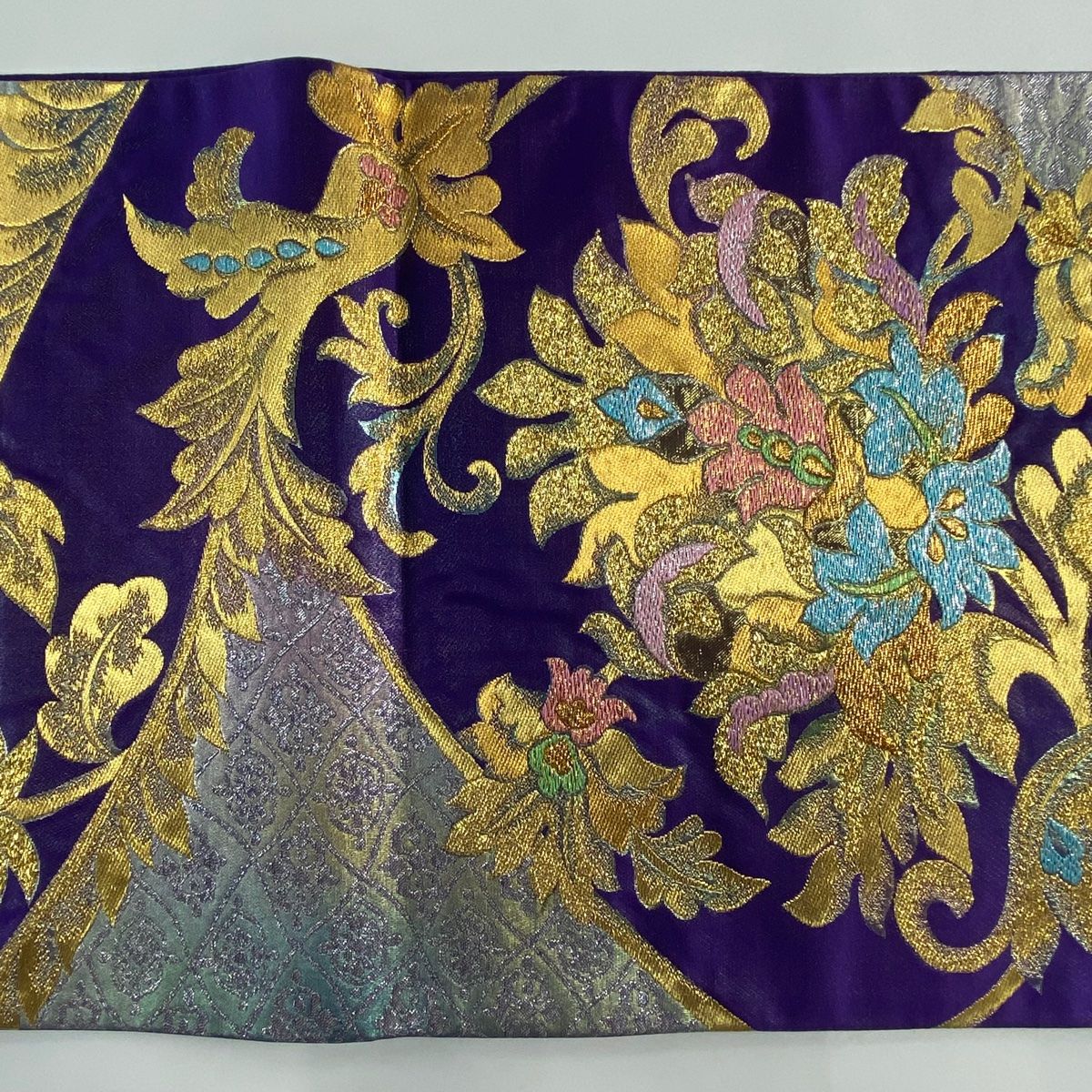 り*じ様 (あ870)アンティーク振袖㊗️金に輝く菱形花唐草模様✨4点セット 袋帯 美品 秀品 振袖向き 草花 箔 紫 六通 正絹 【中古】 - メルカリ