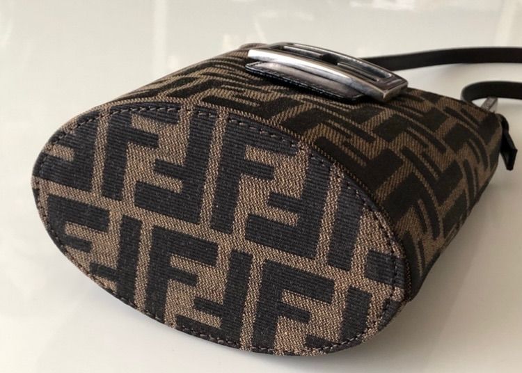 ◇新品をお探しの方に◇ FENDI 一番人気のズッカ柄 バッグ 未使用 新品 
