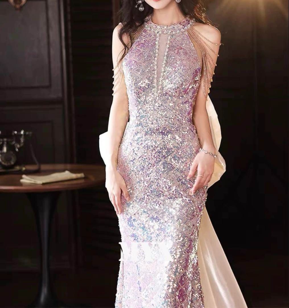 スパンコールがゴージャスなリボン付き ホルターネックドレス スパンコールがゴージャスなリボン付き ホルターネックドレス