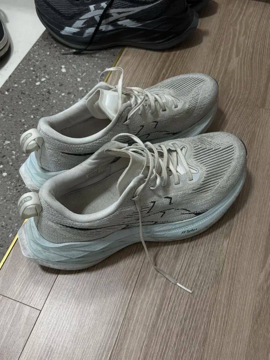 Asics アシックス スーパーブラスト 2 白