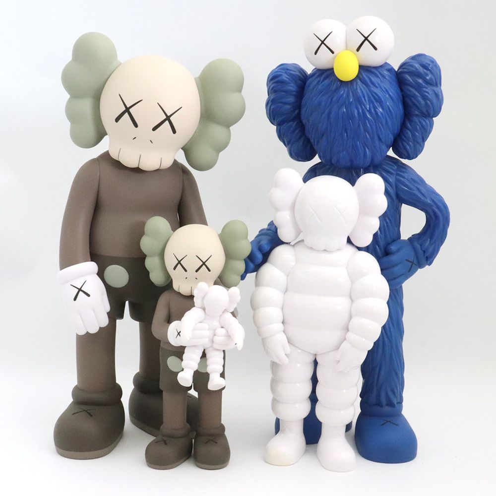 KAWS Family Vinyl Figures ブラウン ブルー ホワイト - メルカリ