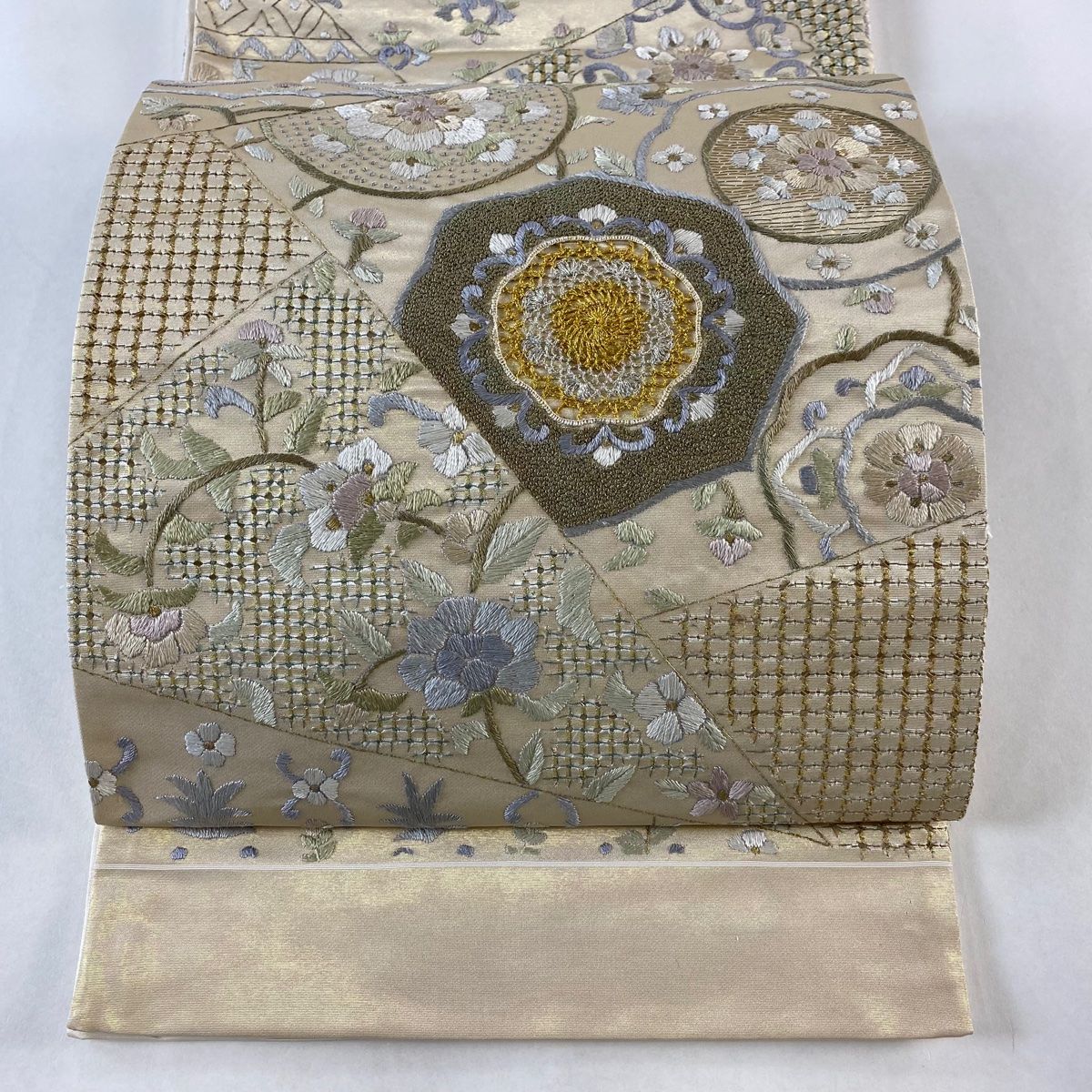 袋帯 逸品 関西仕立て 華文 草花 刺繍 金銀糸 金色 六通 正絹 【中古 