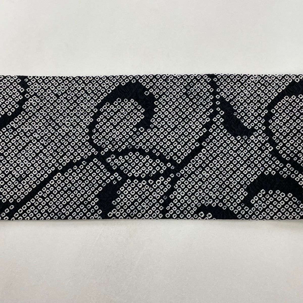 名古屋帯 美品 秀品 唐草 絞り 黒 正絹 【中古】 - メルカリ 名古屋帯 美品 秀品 唐草 絞り 黒 正絹 【中古】 - メルカリ