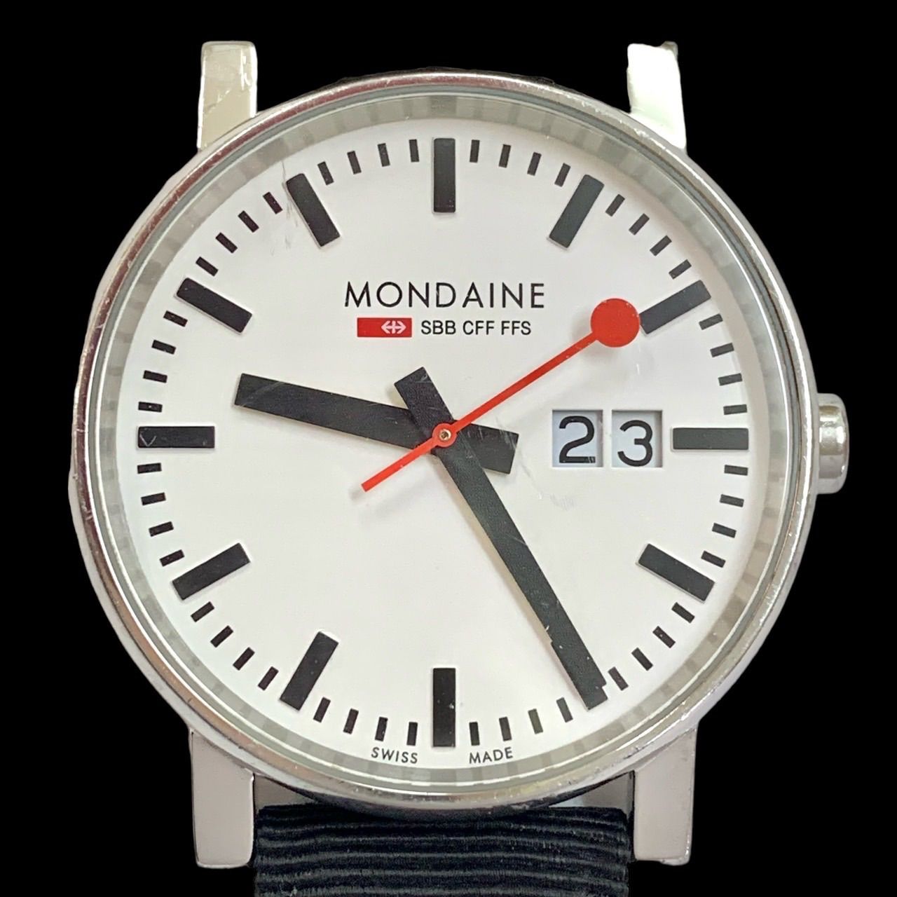 美品⭐️モンディーン MONDAINE】 スイス レイルウェイ ウォッチEVO ビックデイト ケース直径40mm 太い長短針で視認性抜群  洗練されたデザイン性 赤い丸秒針がかわいい 新品電池交換済み稼働 30303 （AYA） - メルカリ