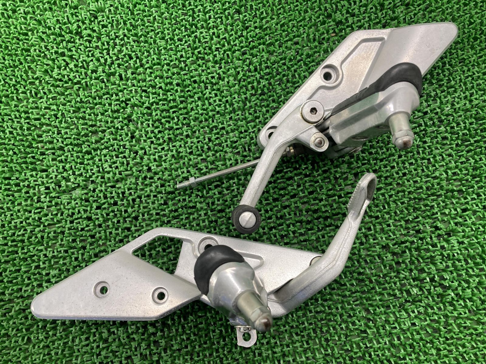 CB1300SF ステップ 左右 MBR ホンダ 純正 中古 バイク 部品 SC54 ブレーキペダル シフトペダル ペグ 曲がり無し 車検 Genuine
