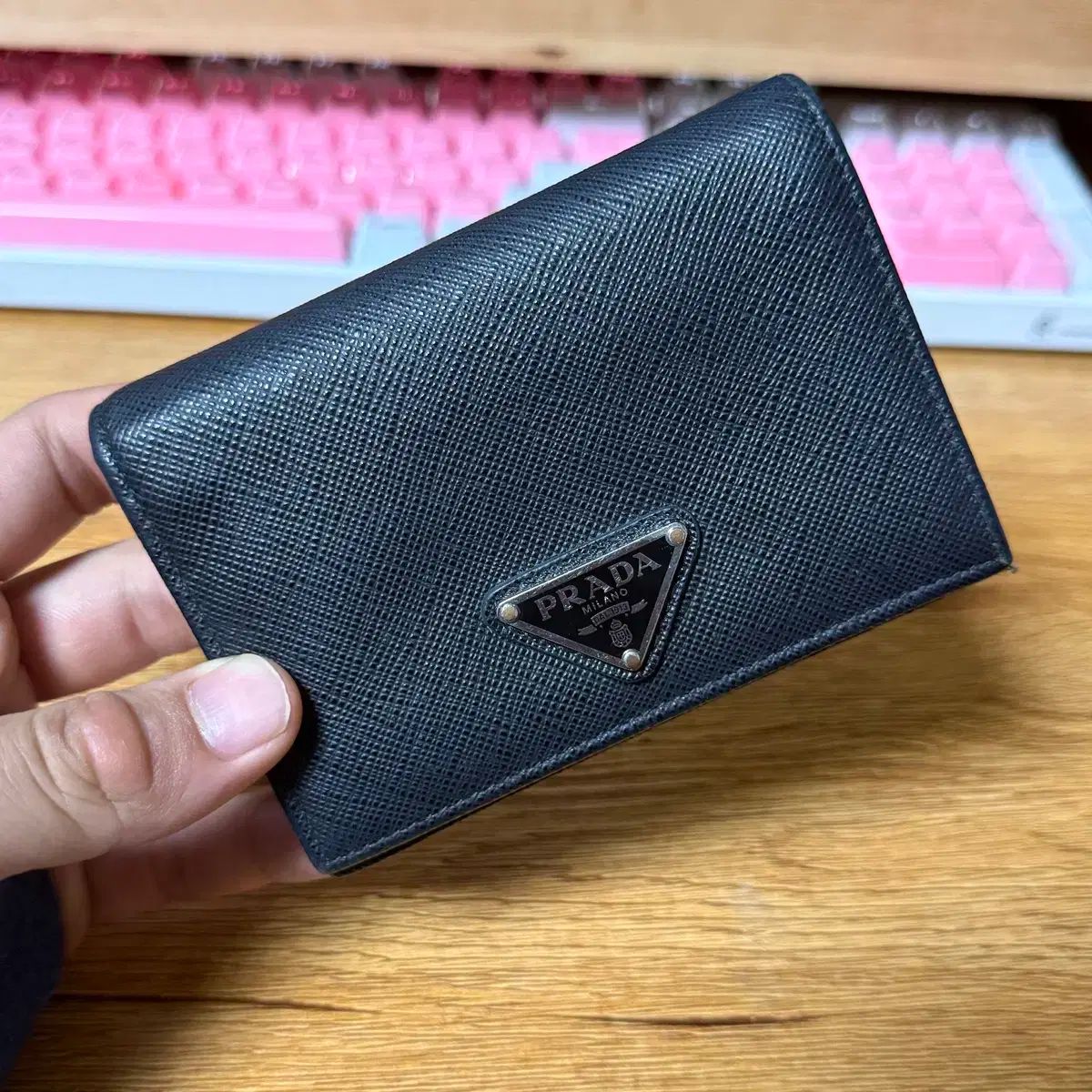 未使用級✨PRADA ミドルウォレット　ラウンドジップ　サフィアーノ　三角ロゴ 未使用級✨PRADA ミドルウォレット ラウンドジップ サフィアーノ 三角