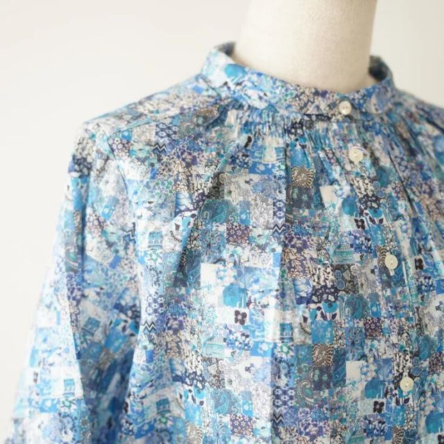 sosotto (ソソット) | LIBERTYPRINTチビ丸衿ゴムシャーリングブラウス (grey/blue) | トップス ブラウス お洒落 sosotto (ソソット) | LIBERTYPRINTチビ丸衿ゴムシャーリング