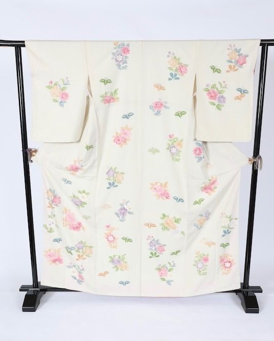 訪問着　新品未使用品　小千谷紬　オフホワイト　紫　ブルー　緑　薄茶　赤　T562 訪問着 新品未使用品 小千谷紬 オフホワイト 紫 ブルー 緑 薄茶 赤