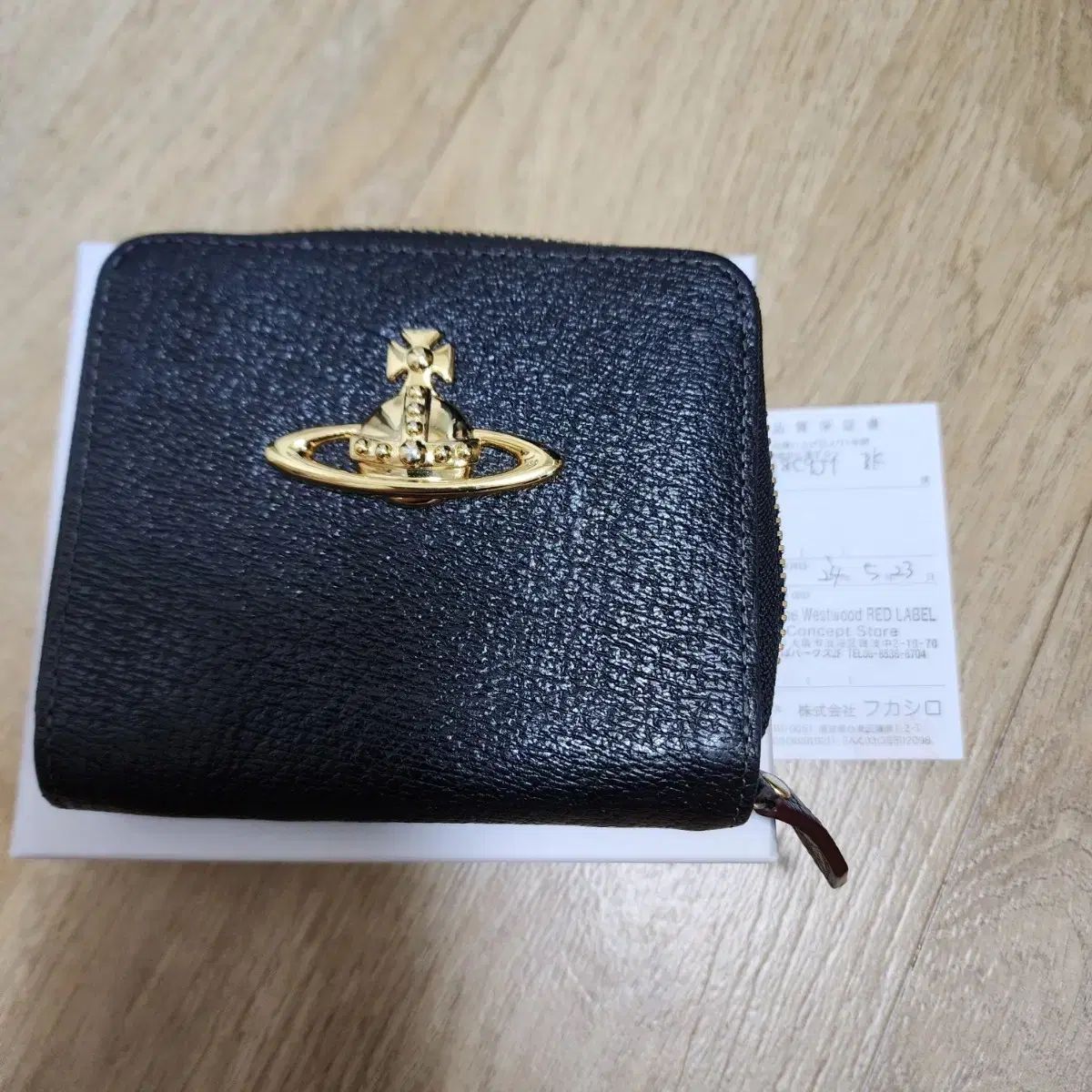 Vivienne westwood 折りたたみ財布　ジッパー Vivienne Westwood(ヴィヴィアン・ウエストウッド) 二つ折り財布