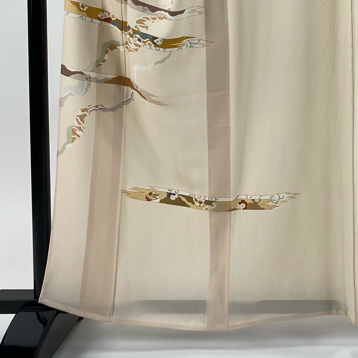 付下げ 身丈161.5cm 裄丈68cm L 単衣 鈴乃屋 雪輪 菊 金彩 金糸 ピンクベージュ 正絹 秀品 一つ紋