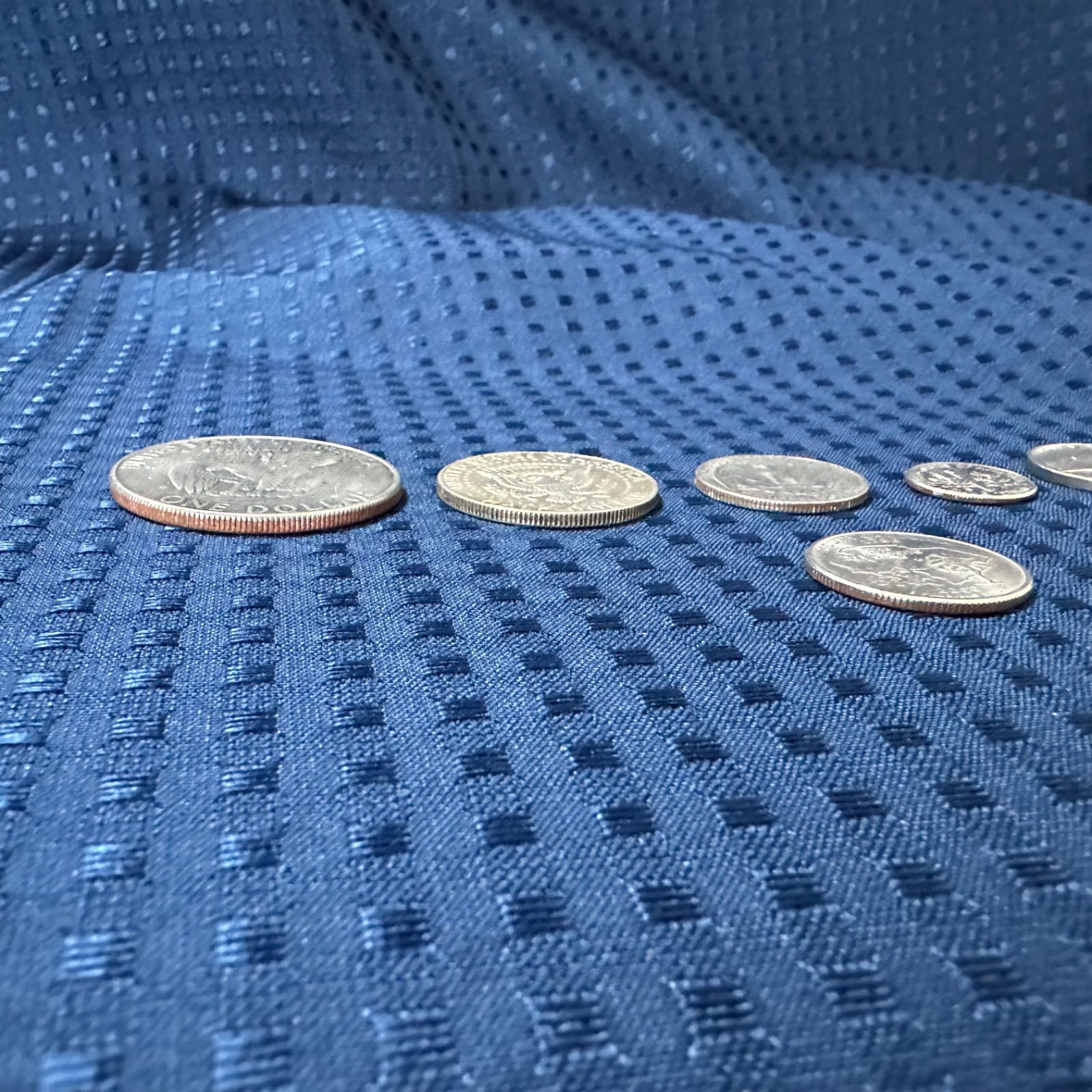 アメリカ コインセット】 セット販売 1ドルコイン 50セント ハーフダラー 25セント クォーターダラー２種類 10セント 5セント 1セント  7枚セット インテリア 鑑賞 - メルカリ