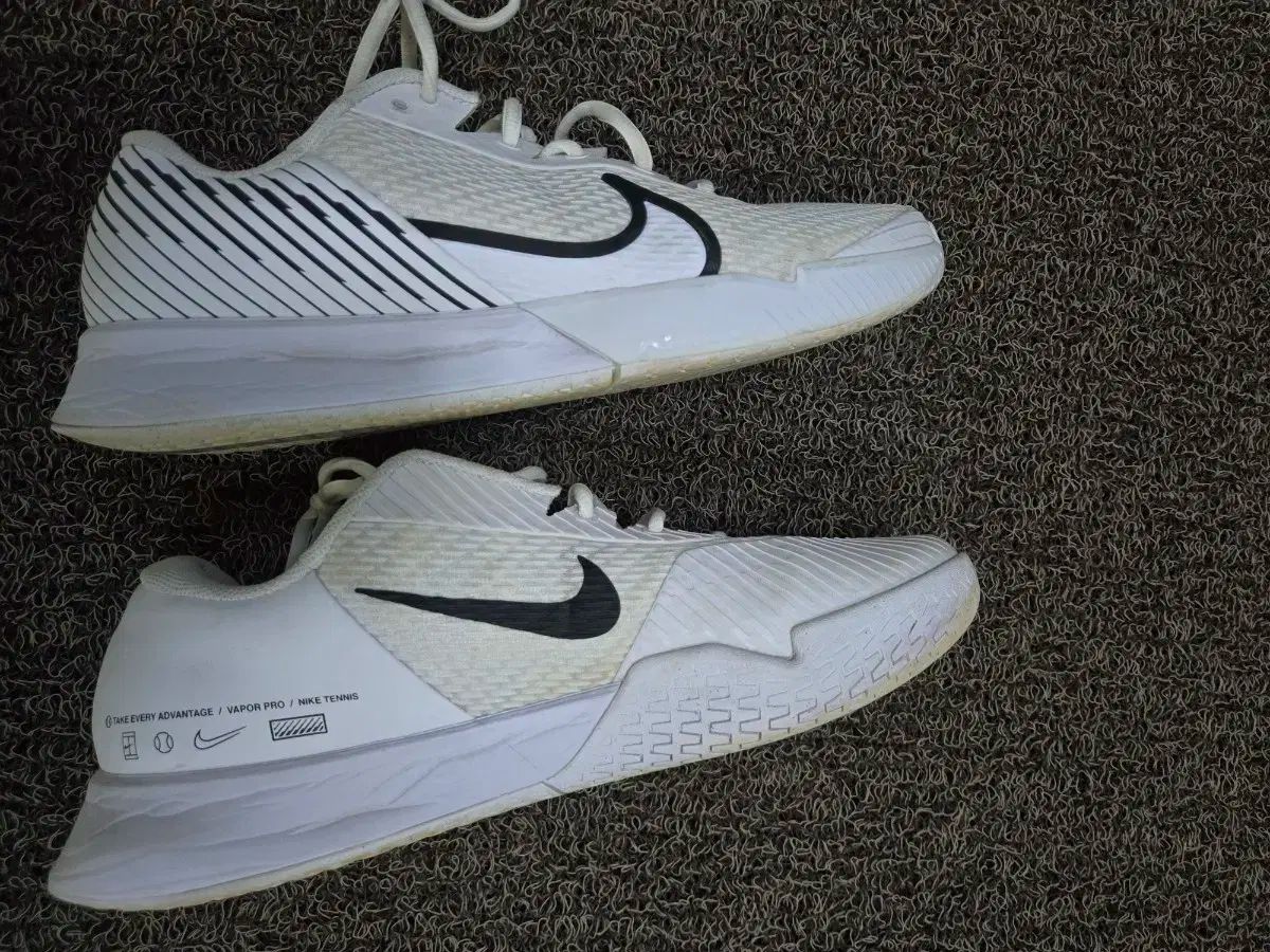 テニスシューズ