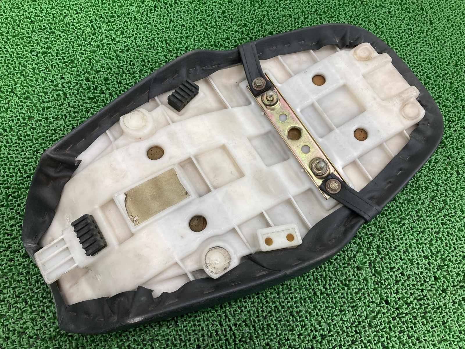 バンディット400 シート 33D スズキ 純正 中古 バイク 部品 GK7AA