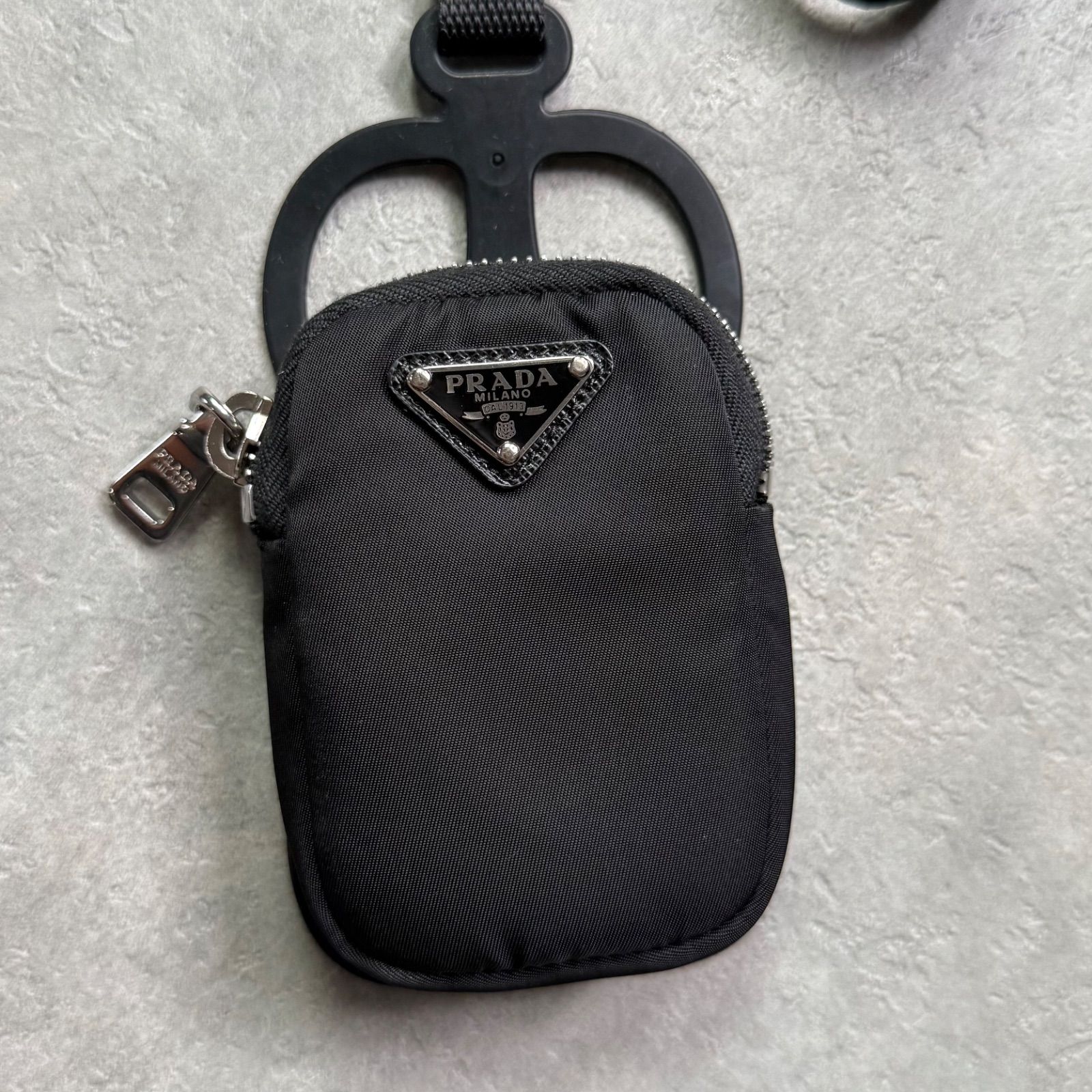 PRADA プラダ スマホショルダーストラップ iPhoneケース 三角ロゴ ナイロン ラバー ブラック シルバー金具 トライアングルロゴ ポーチ 1ZT016