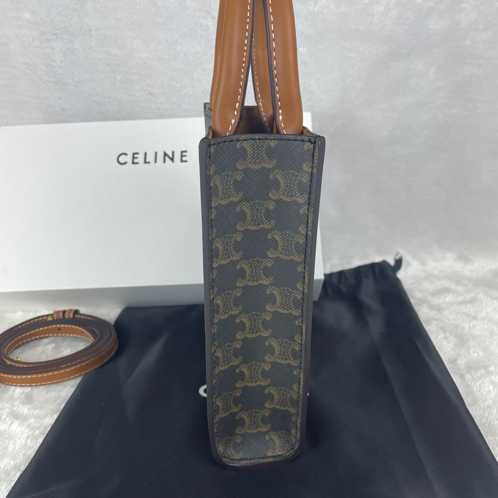 セリーヌ ミニバーティカルカバ トリオンフ CELINE 箱付き - メルカリ