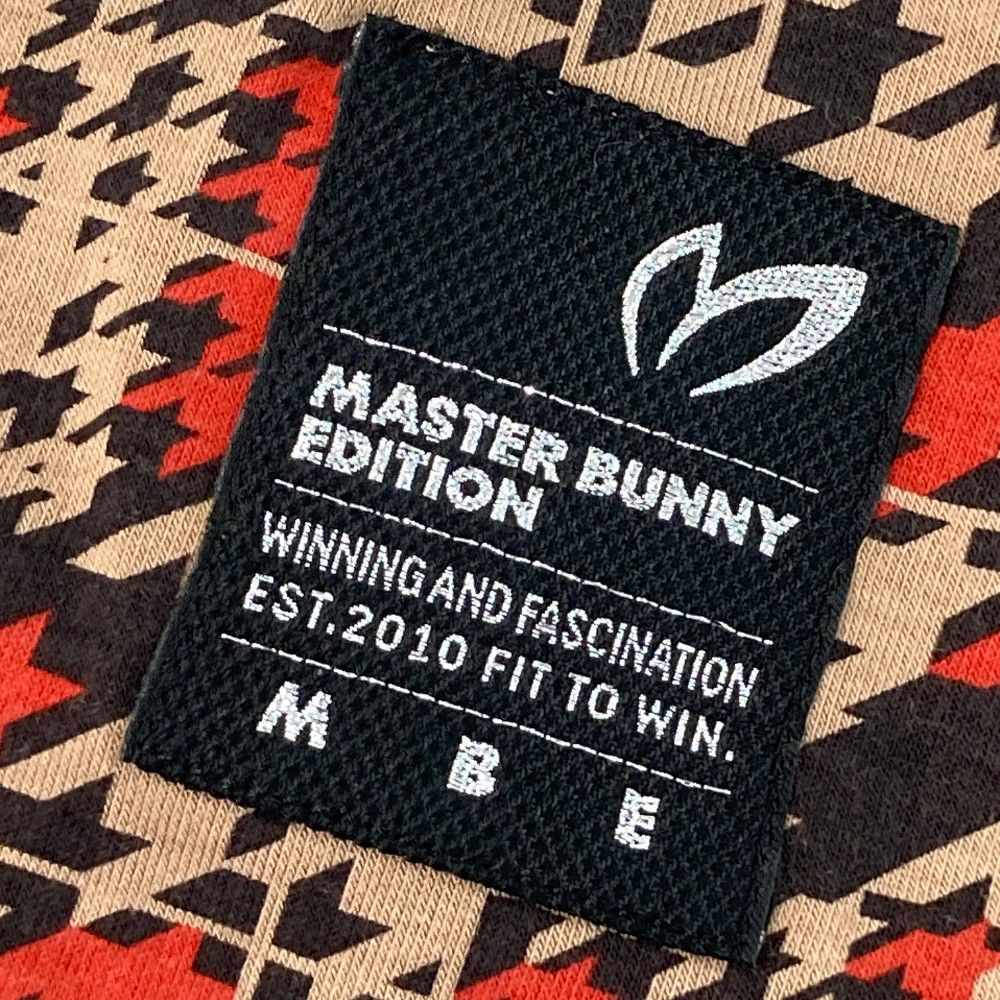 サイズ：4 MASTER BUNNY EDITION マスターバニーエディション 758-2266907 長袖ハイネックTシャツ 千鳥 ベージュ系 [240101463703] ゴルフウェア メンズ ストスト サイズ：4 MASTER BUNNY EDITION マスターバニーエディション