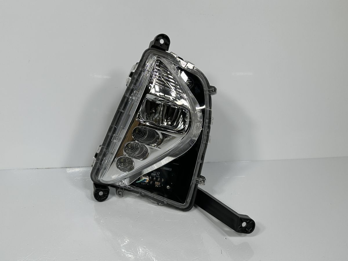 破損なし 低走行 50系 プリウス ZVW50 ZVW51 ZVW55 前期 純正 右フォグランプAssy フォグライト RH LED 81210-47030 47-83 管理30366