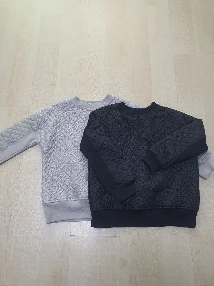 【3点セット】BURBERRY CHILDREN トレーナーとTシャツ6Y 6Y Burberry Kids(バーバリーキッズ) 新作 トレーナー Tシャツ 2着