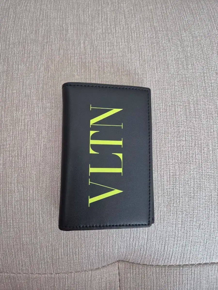 【雷市場（ポンジャン）商品韓国直送】 Valentino(ヴァレンティノ) カードウォレット (紙幣 収納 可能