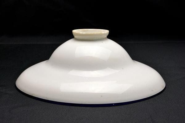 蔵C2167b 電笠 ランプシェード 乳白色ガラス 縁青 レトロ