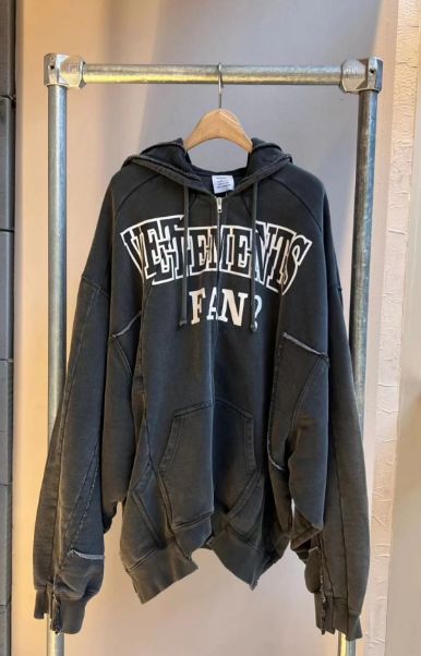 VETEMENTS ロゴプリントジップパーカー 23AW - メルカリ