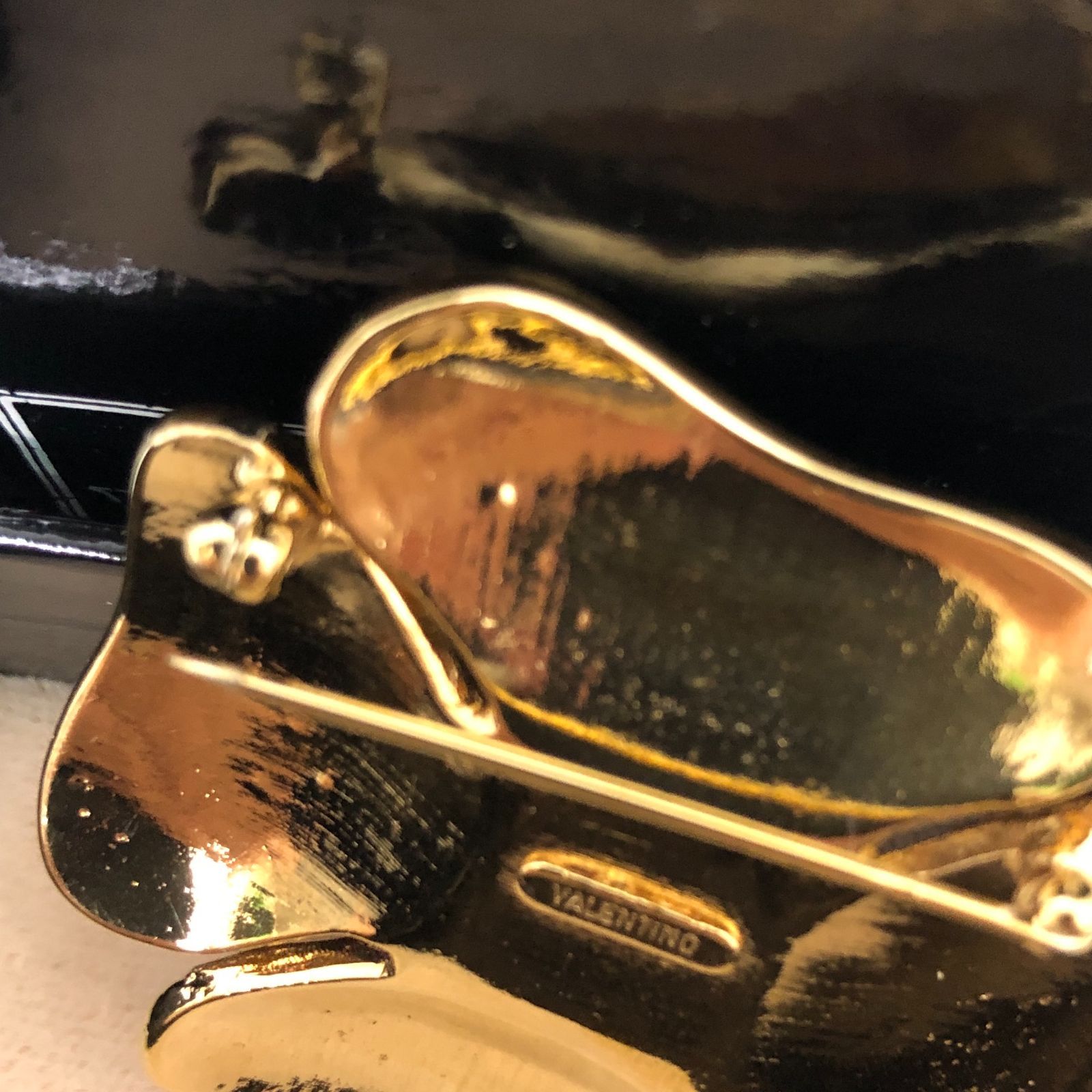 VALENTINO ヴァレンティノ エナメル 大判 ブローチ Valentino ヴァレンティノ ブローチ SGAW10-8076 - メルカリ