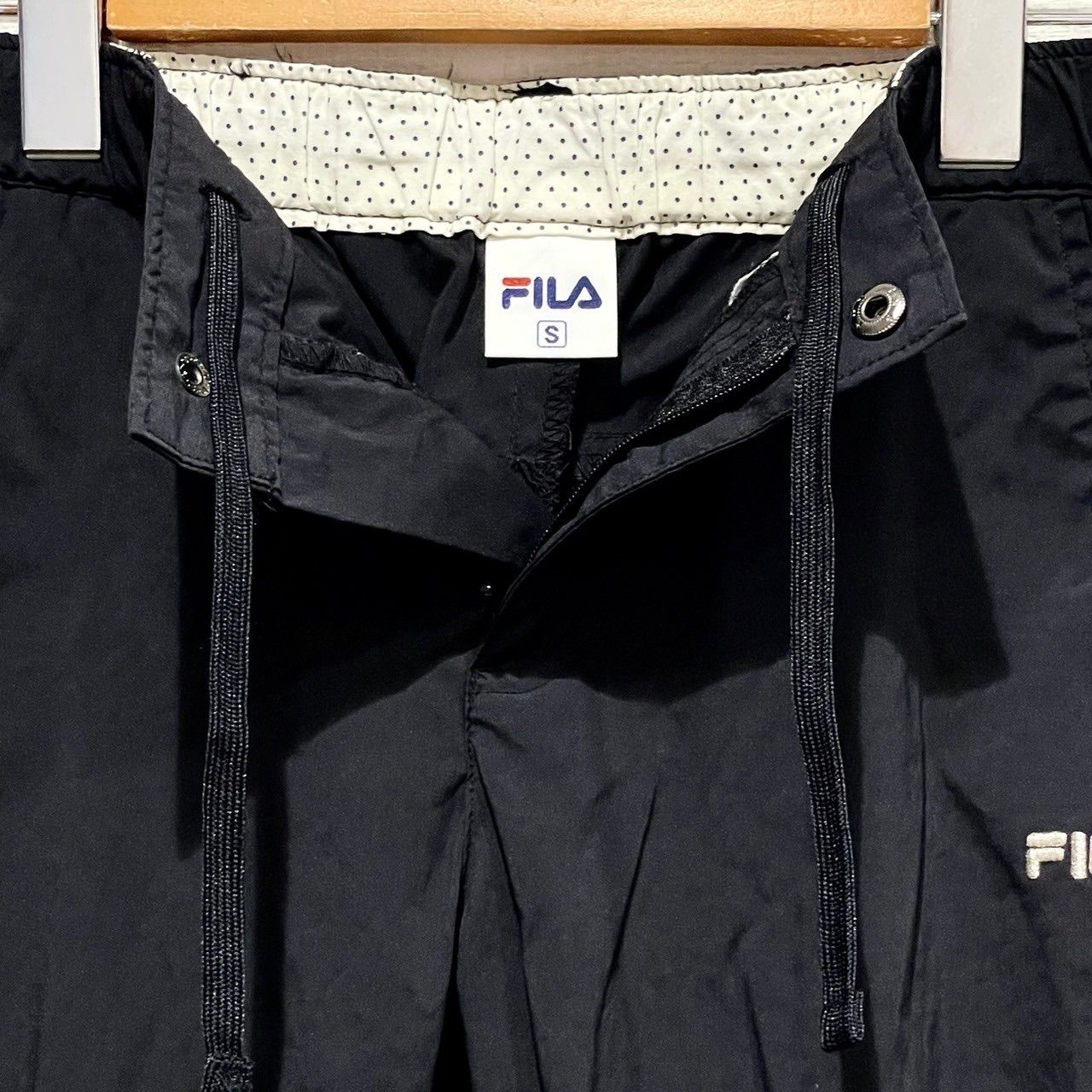 美品◎ゴルフにも◎【FILA】フィラ クロップドパンツ ブラック 黒 ロゴ 刺しゅう ナイロン ポケット ウエストゴム シャーリング スポーツ スリム シンプル 無地 レディース サイズS/M9920AS