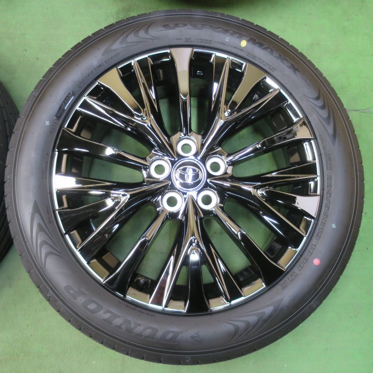 DUNLOP 225/55R19 新車外し　タイヤ　アルファードヴェルファイア ほぼ新車外し品 美品】トヨタ 40 ヴェルファイア Z Premier 純正 19in