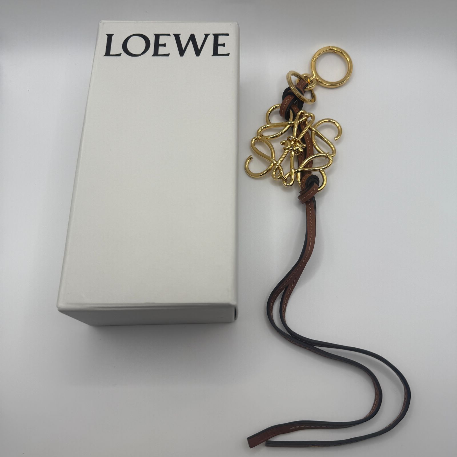 ロエベ アナグラムチャーム カーフ ゴールド タン LOEWE ロエベ アナグラム チャーム カーフレザー タン ブラック