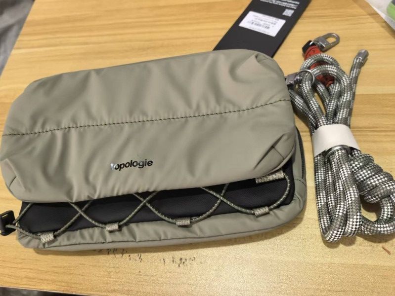 ストラップ付き ショルダーバッグ