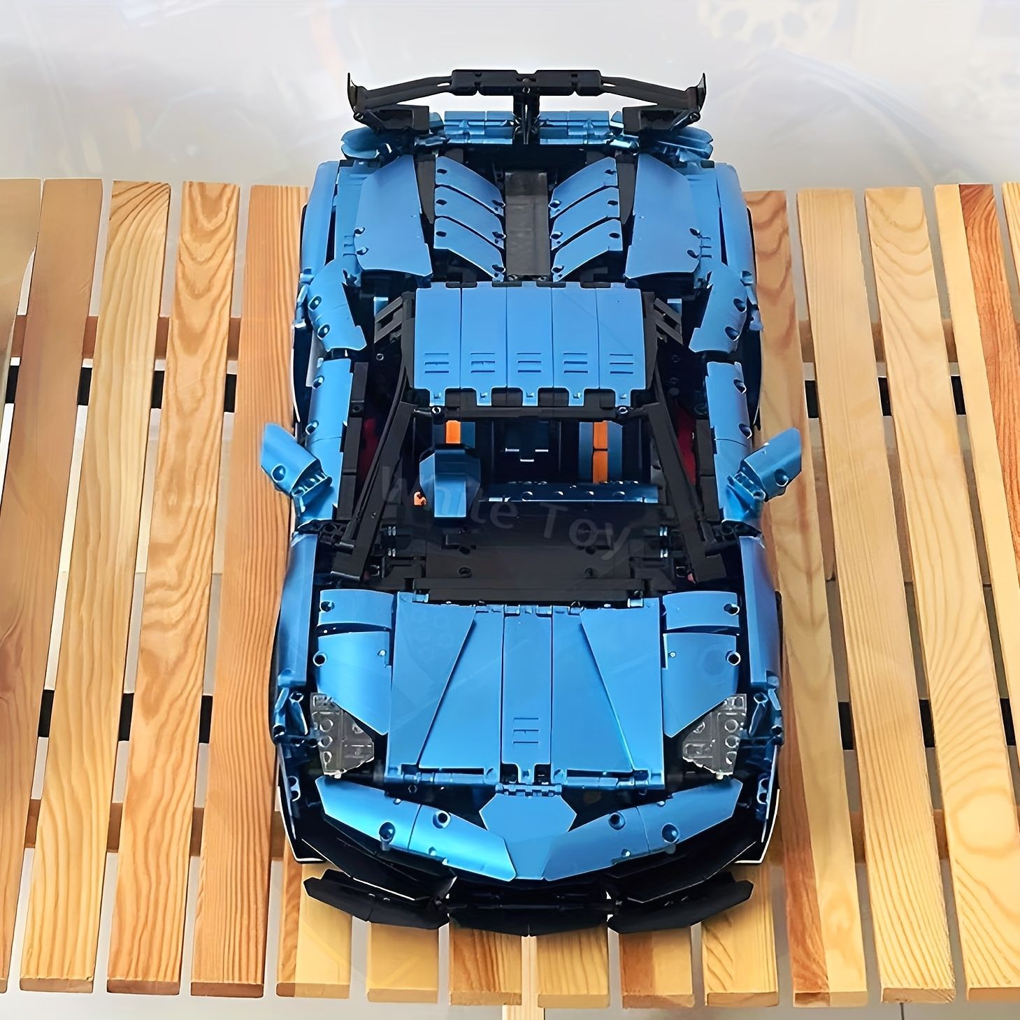 3800個以上のパーツで構成された高難易度 高品質の青いスポーツカー模型