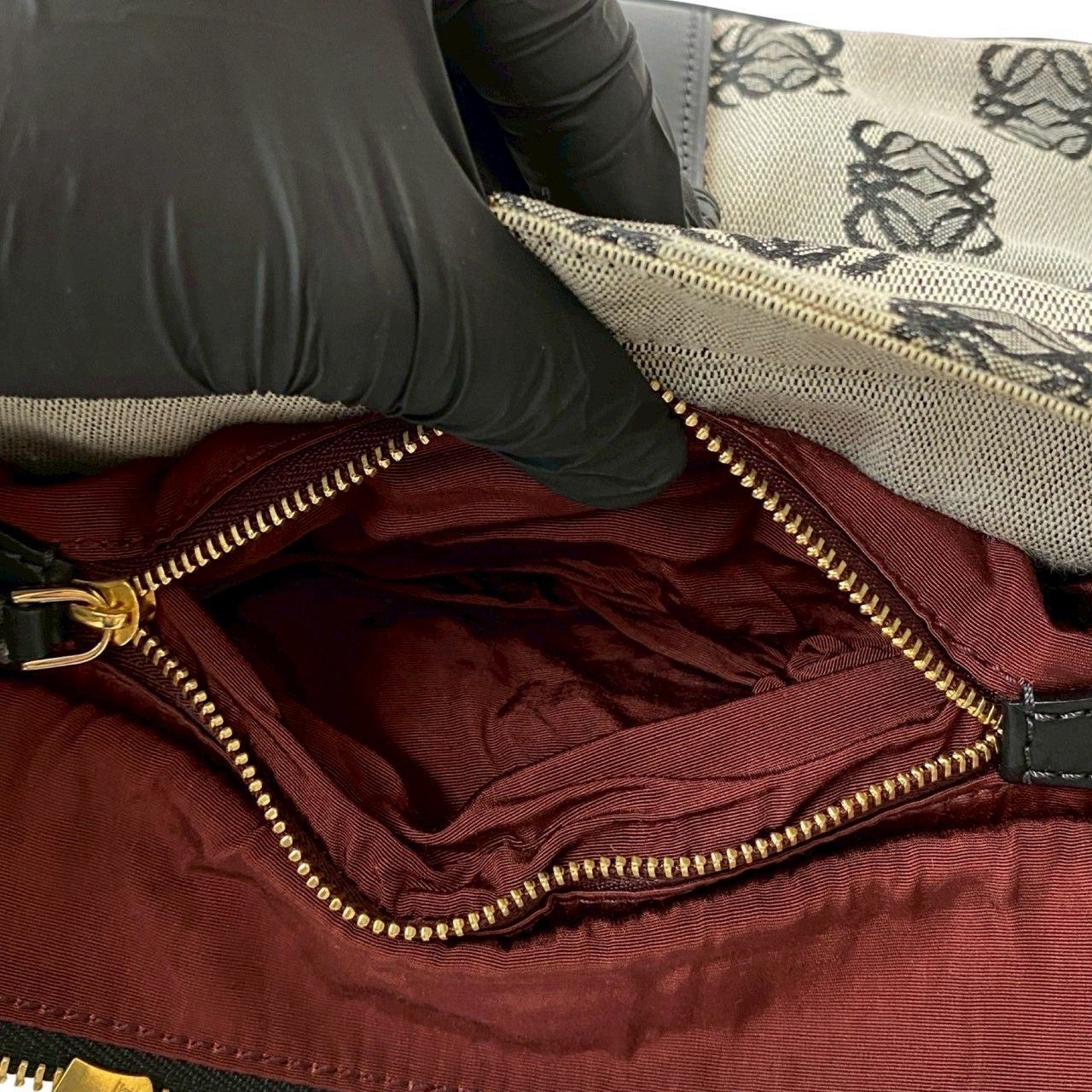 【美品】ロエベ　アナグラム　ロゴ　ショルダーバッグ　レザー　裏地総柄　ブラック 極 美品 LOEWE ロエベ アナグラム ロゴ 総柄 レザー 本革