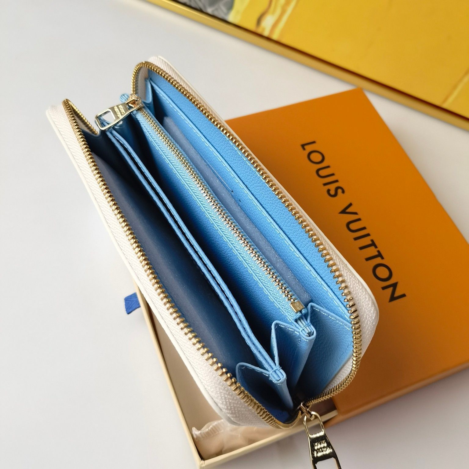 実用的な内部デザインが見え 複数のポケット