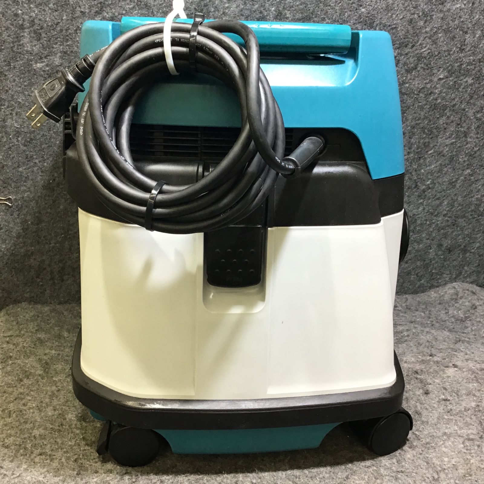 美品】makita(マキタ) 乾湿両用集じん機 15L 473【桶川店】 - メルカリ