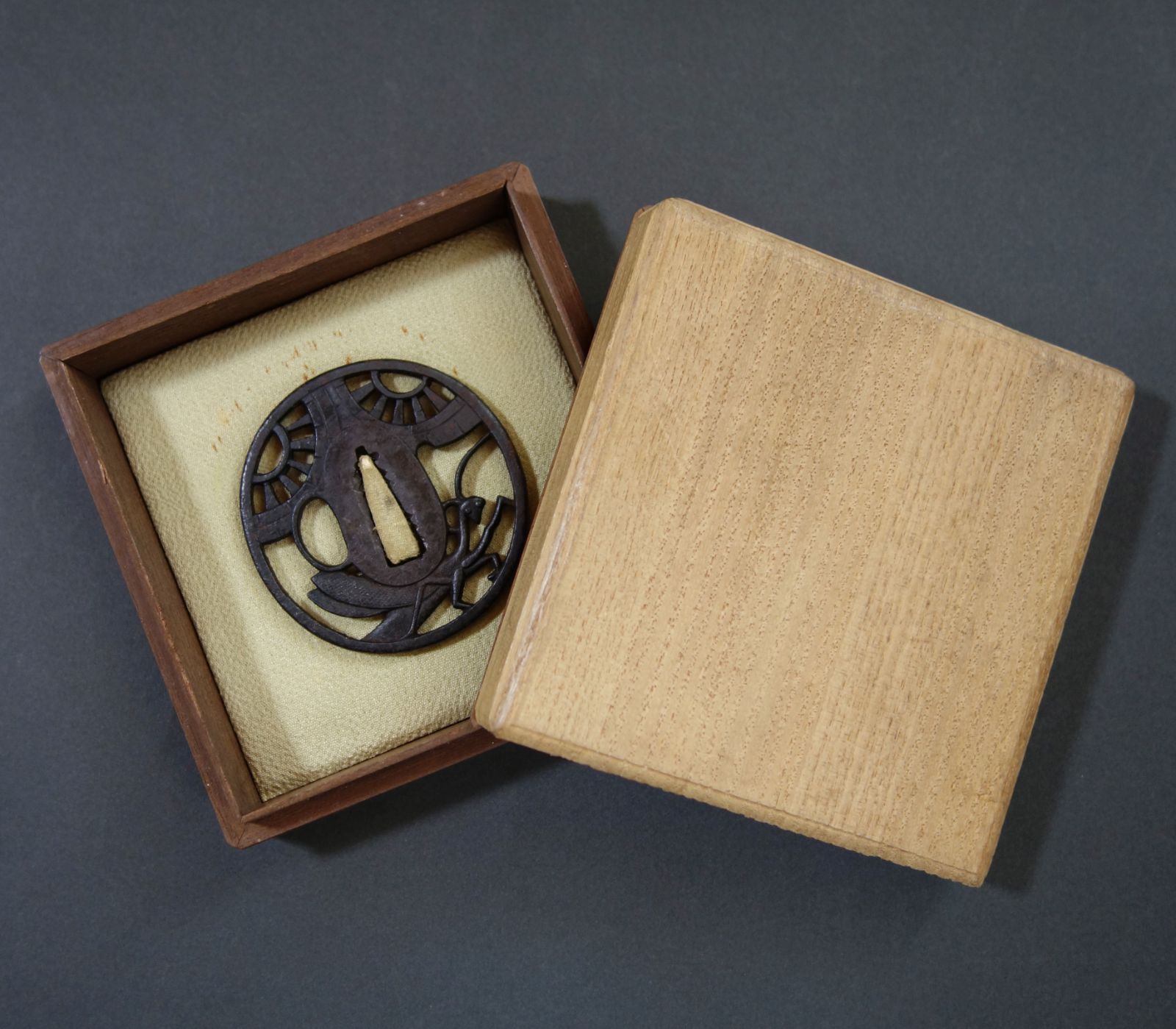 鍔 【 鉄地 鋤出彫 象嵌 高士観瀑図鍔 】(鍔箱付き) 日本刀 刀