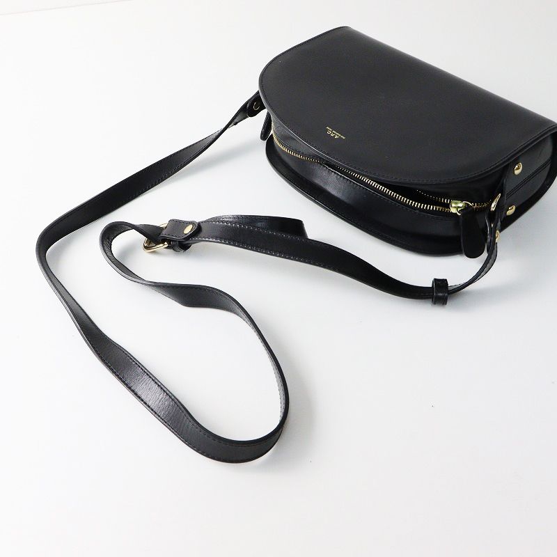 人気 アーペーセー ハーフムーン ショルダーバッグ レザー ブラック 肩掛け A.P.C. アーペーセー バッグ ショルダーバッグ ハーフムーン