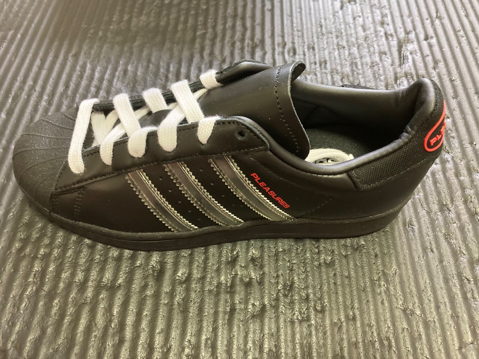 adidas Superstar Pleasures アディダス スーパースター プレジャーズ