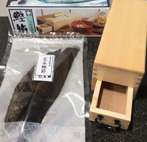 激安通販には要 １０セット 鰹節削り器＋枕崎産荒本鰹節 ２５０ｇ