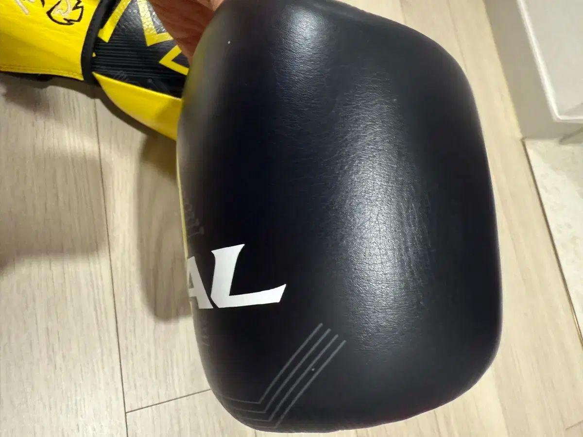 人気ブランドが大特価。 ライバル p4p 14 オンス バックル グローブ 魅了された