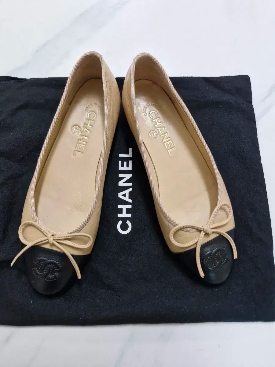 シャネル 16B フラットシューズ CHANEL シャネル フラットシューズ 白 柄 - メルカリ
