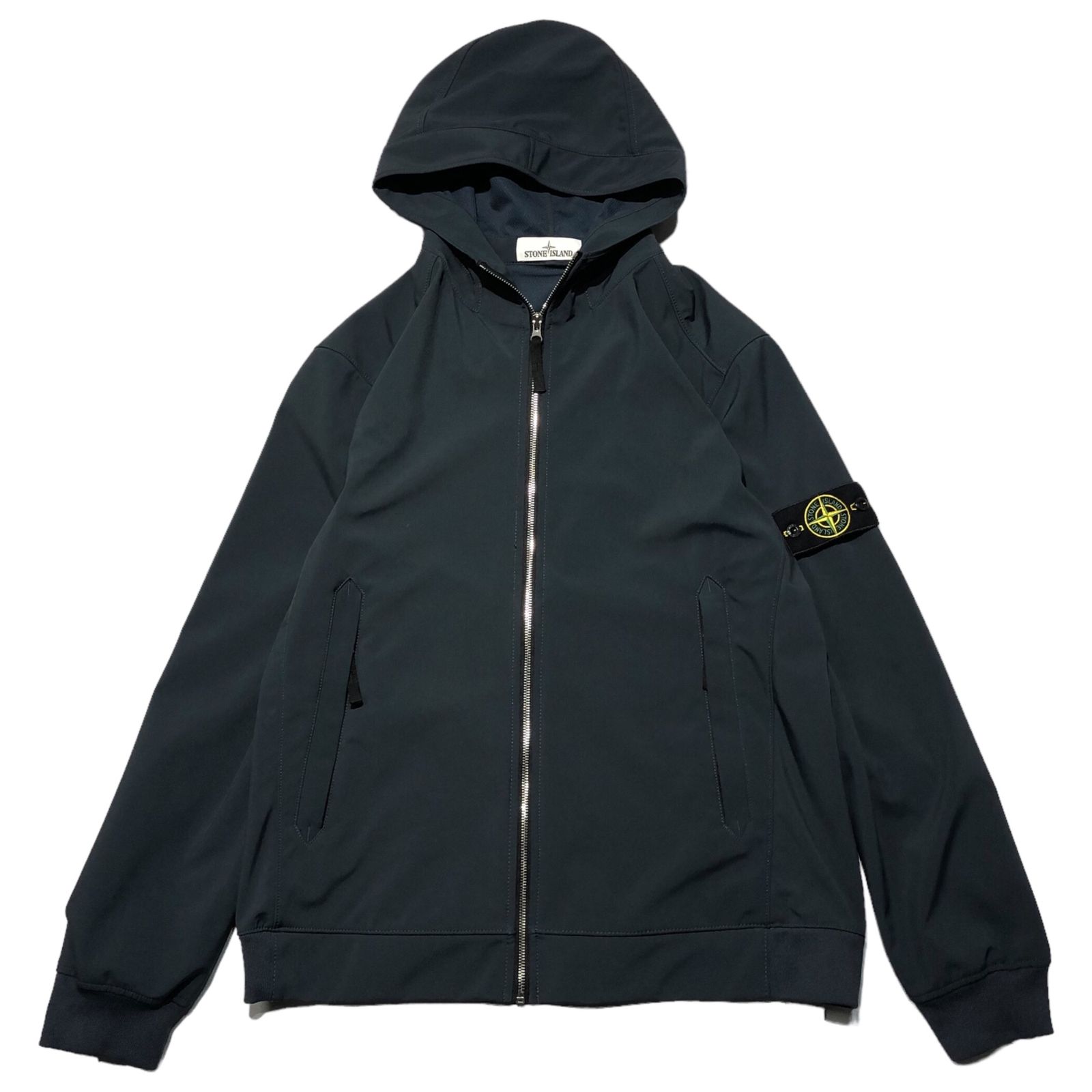 STONE ISLAND(ストーンアイランド) LIGHT SOFT SHELL-R ライト ソフト シェル R 721540927 XL ネイビー  マウンテンパーカー ナイロン ジップ パーカー ジャケット 腕章 - メルカリ