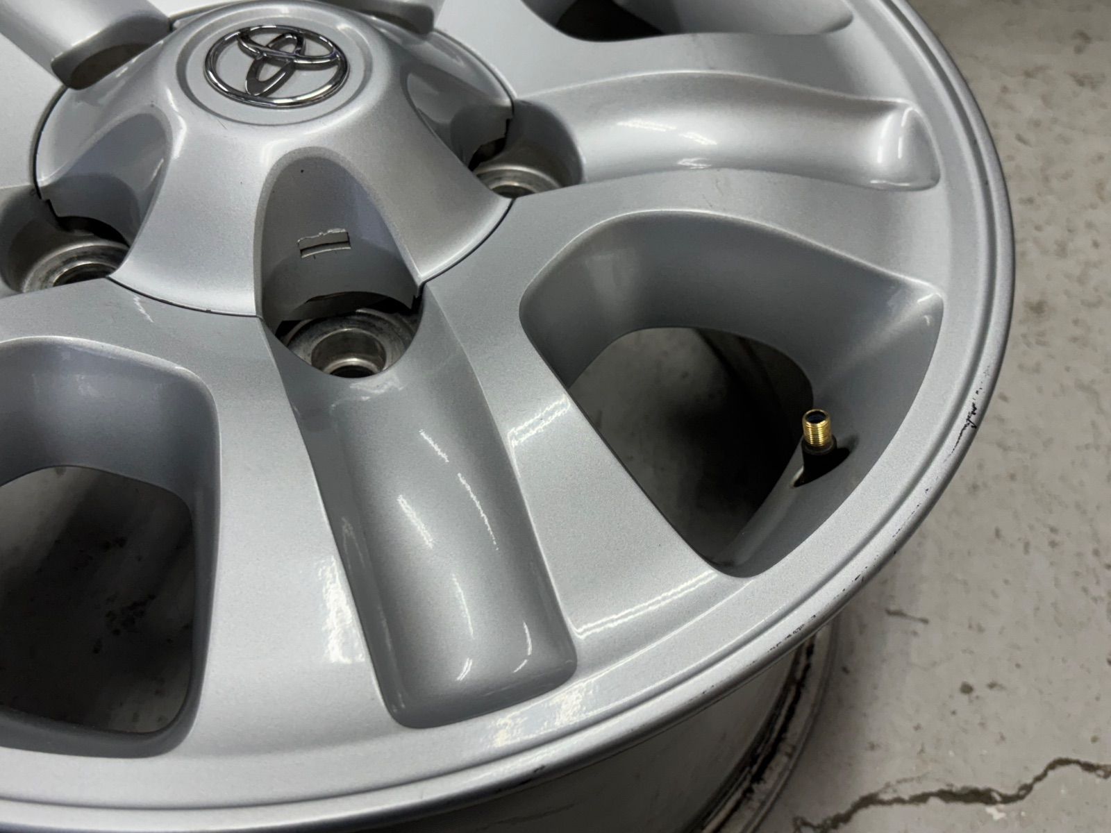トヨタ ランドクルーザー ランクル100純正 17インチ 17×8j 5穴-150 