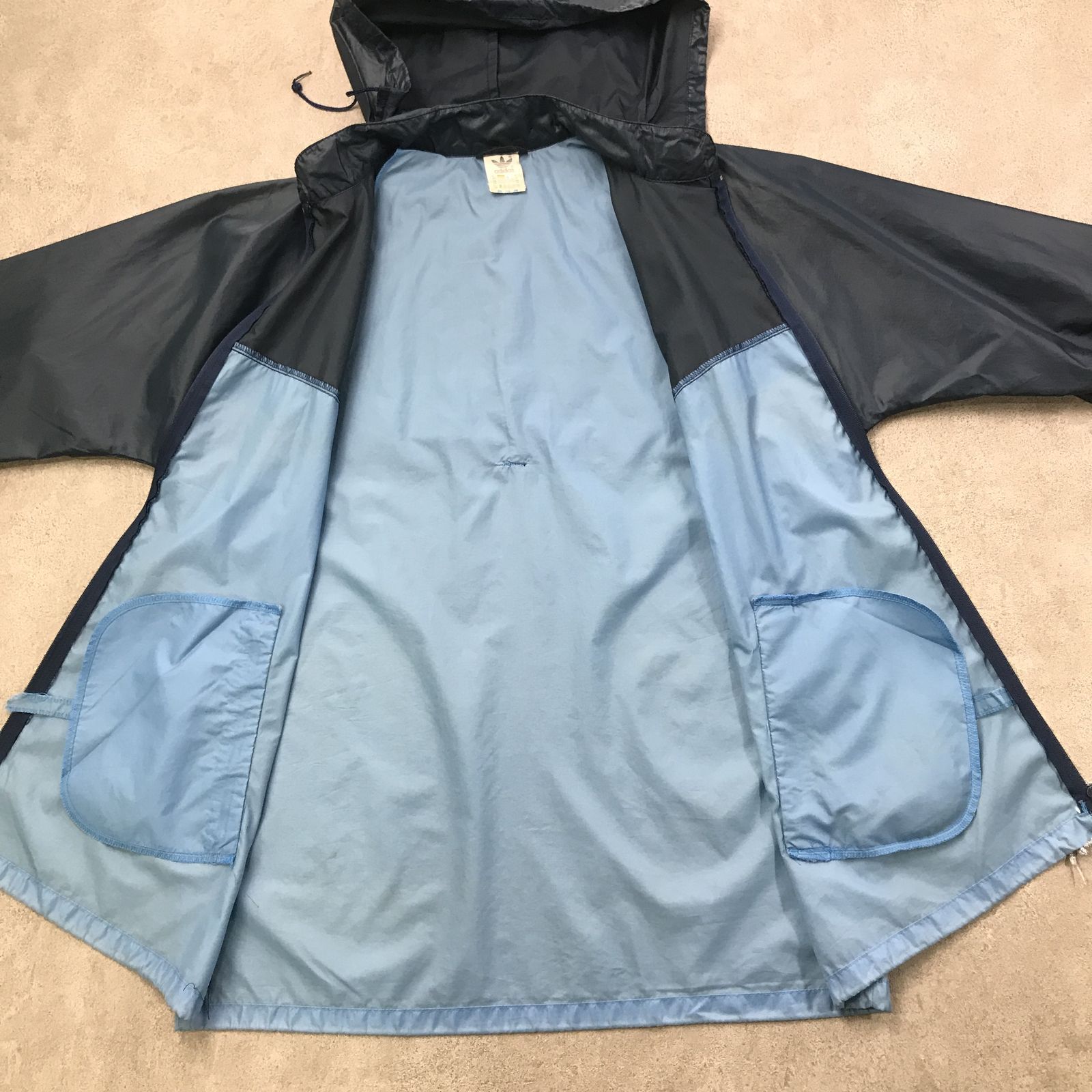 【物流センター】 中古 adidas | アディダス ナイロンジャケット 80年代 adidas アディダス 三つ葉 トレフォイル 切り替えシンプル２トーン ナイロンジャケッ ト ヴィンテージ フード収納 ネイビ